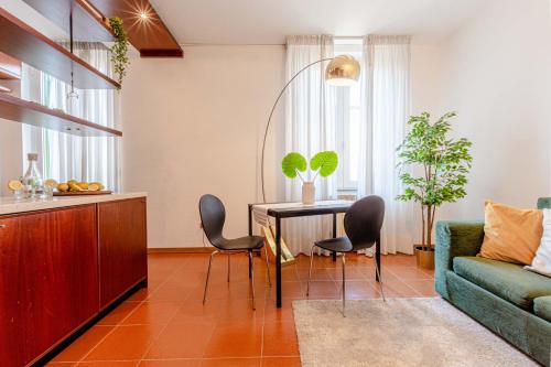 ein Wohnzimmer mit einem Tisch, Stühlen und einem Sofa in der Unterkunft Tra Storia, Benessere e Natura in Montecatini Terme