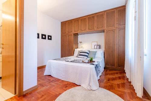 Schlafzimmer mit einem Bett und Holzschränken in der Unterkunft Tra Storia, Benessere e Natura in Montecatini Terme