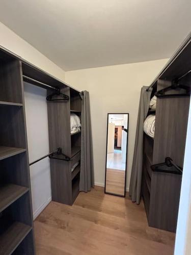 een kamer met 2 stapelbedden en een spiegel bij Spacieux appartement avec balcon in Belfort