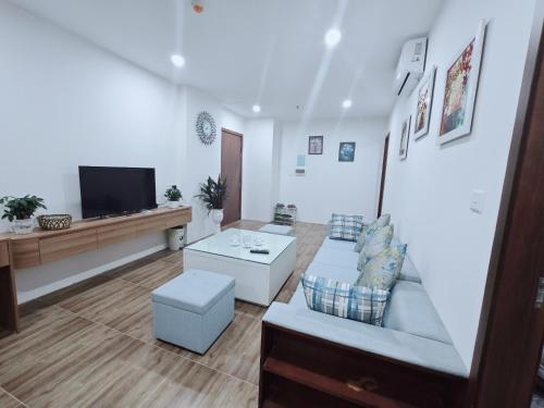 a living room with a couch and a tv at Homestay 801 in Lạng Sơn