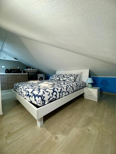 una camera con letto e parete blu di Sky Loft ad Alba