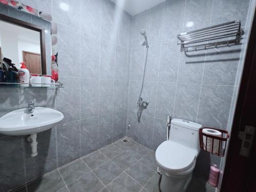 a bathroom with a white toilet and a sink at Homestay 801 in Lạng Sơn