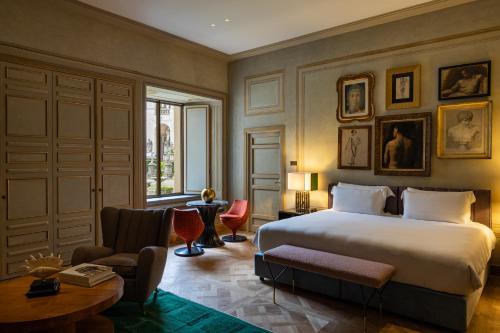 - une chambre avec un lit, une chaise et une table dans l'établissement Palazzo Shedir - The Leading Hotels of the World, à Rome