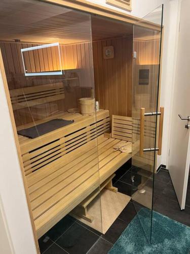 ein Bad mit einer Dusche und einer Glaswand in der Unterkunft Luxuriöse Ferienwohnung mit Sauna und Whirlpool in Köln