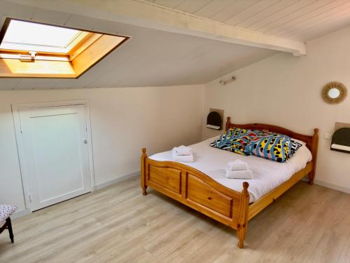 a bedroom with a bed and a skylight at Maison des Chênes 64 - Independant apartment with terrasse in Boucau