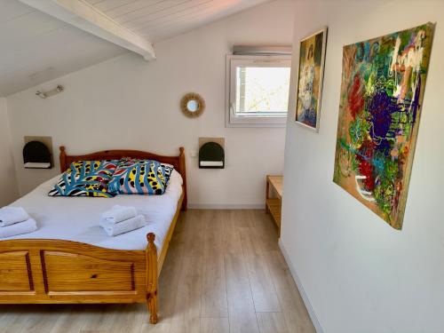 a bedroom with a bed and a window at Maison des Chênes 64 - Independant apartment with terrasse in Boucau