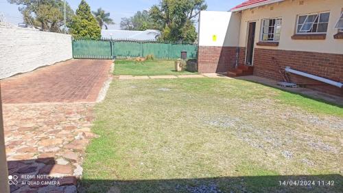 a yard in front of a house at JOLLY'S PARK GUEST HOUSE in Roodepoort