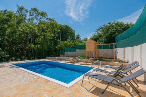 Bazén v ubytování Haus in Grubine mit Außenpool nebo v jeho okolí