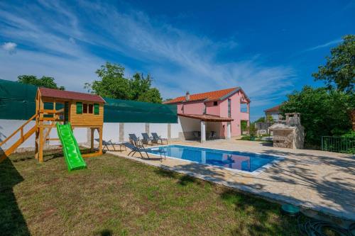 Bazén v ubytování Haus in Grubine mit Außenpool nebo v jeho okolí