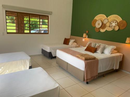 une chambre d'hôtel avec deux lits et une fenêtre dans l'établissement Santa Eliza Eco Resort, à Ribeirão Bonito