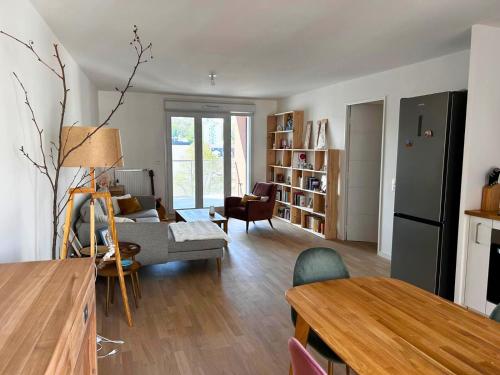 un salon avec un canapé et une table dans l'établissement Barba Artful Flat, cosy flat 10 minutes from Paris, à Romainville