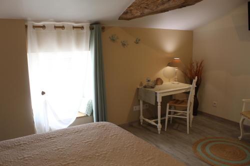 Ein Bett oder Betten in einem Zimmer der Unterkunft La Douce Charentaise