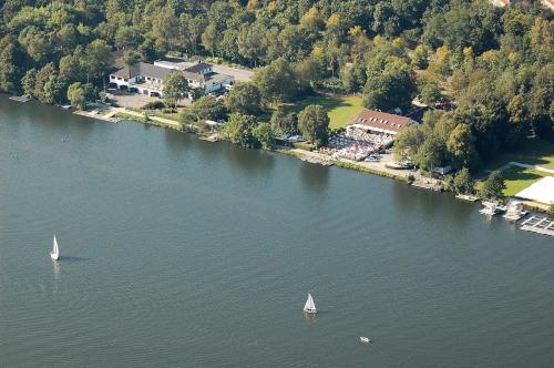 zwei Segelboote in einem großen See mit einer Stadt in der Unterkunft Südtiroler Stuben in Essen
