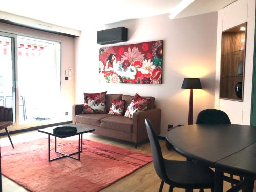 un salon avec un canapé et une table dans l'établissement LE SORNIN - Garage - Clim - Hypercentre - Terrasse, à Vichy