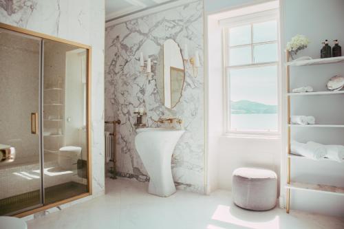 uma casa de banho com um lavatório e um espelho em Ardrhu House Fort William - Serviced Luxury Scots Baronial Country House em Fort William