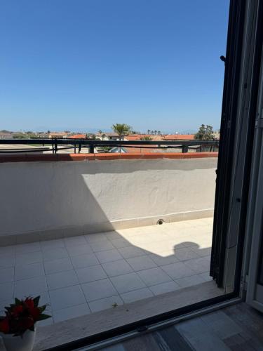 a room with a window with a view of the beach at Come a Casa in Paestum