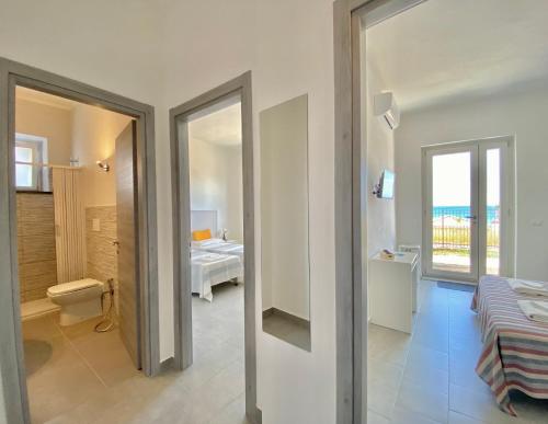 Zimmer mit einem Bad mit WC und einem Schlafzimmer. in der Unterkunft Amoenus Bed & Breakfast in Soverato Marina
