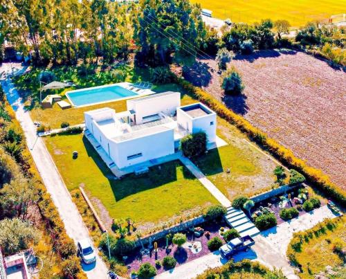 una vista aérea de una casa con piscina en Ferienhaus mit Privatpool für 4 Personen ca 380 qm in Torretta, Sizilien Nordküste von Sizilien, en Torretta