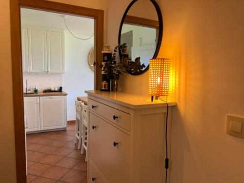 cocina con mesa, lámpara y espejo en Apartamento Suite mirando al mar, en Porto de Espasante