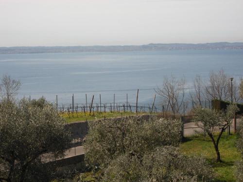 een uitzicht op een grote hoeveelheid water bij Ferienwohnung für 4 Personen ca 100 qm in Marciaga, Gardasee Ostufer Gardasee in Marciaga