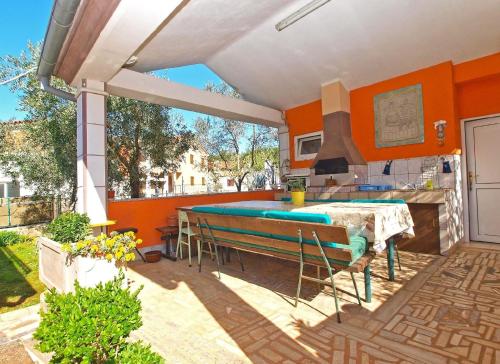 een patio met een tafel en een fornuis bij Ferienwohnung für 4 Personen ca 42 qm in Fažana, Istrien Istrische Riviera - b54686 in Fažana