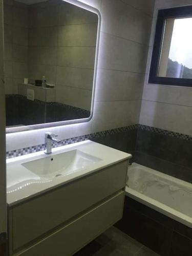 une salle de bain avec un lavabo, un miroir et une baignoire dans l'établissement Villa privée piscine en Provence, à Rougiers
