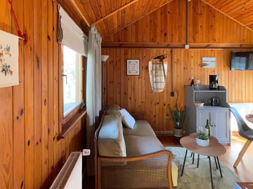 sala de estar con sofá y mesa en Tiny House mit Garten in See-Nähe, en Tauche