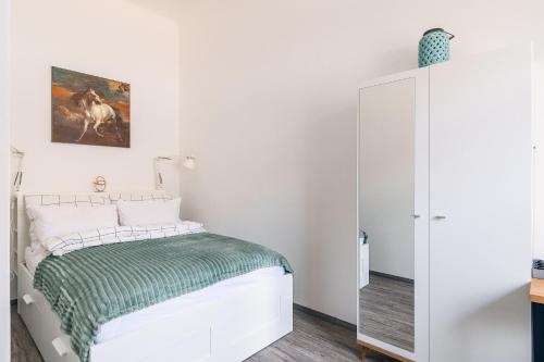 um quarto branco com uma cama e um armário em Heroes' Square Stay em Budapeste