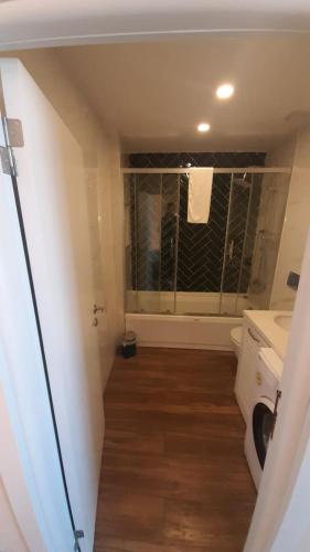 uma casa de banho com um lavatório, um WC e uma janela. em Ozef Suites em Istambul