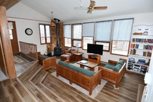 Gallery image of Brigadoon - Pet Friendly, Wifi, Pool Access, King Bed, Hiking, Wood Stove, Family Friendly, Deck in Berkeley Springs