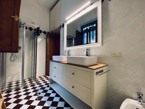 a bathroom with a sink and a mirror at La sosta del viandante in Sinalunga