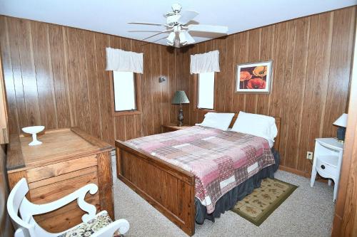 Gallery image of Brigadoon - Pet Friendly, Wifi, Pool Access, King Bed, Hiking, Wood Stove, Family Friendly, Deck in Berkeley Springs