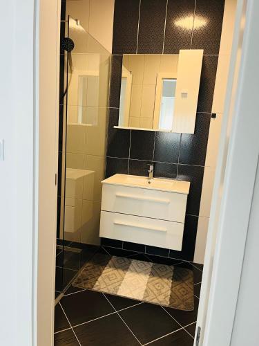 a bathroom with a sink and a mirror at Happy Dreams Oasis Cazin, Modernes Apartment 60m2, WiFi & Balkon in Cazin