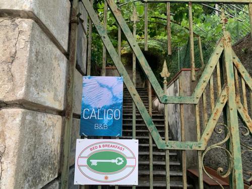 ein Schild vor einem Tor mit einigen Treppen in der Unterkunft Caligo in La Spezia