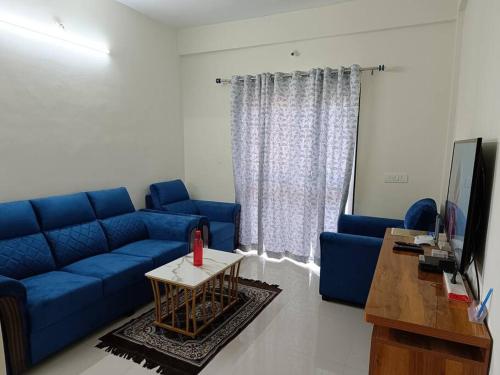 Μια τηλεόραση ή/και κέντρο ψυχαγωγίας στο 2BHK AC Service Apartment 101 Bhugaon