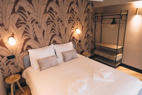ein Schlafzimmer mit einem weißen Bett und einem Wandbild in der Unterkunft LVM Stays in Den Haag