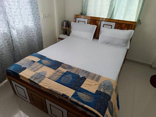 Ένα ή περισσότερα κρεβάτια σε δωμάτιο στο 2BHK AC Service Apartment 101 Bhugaon