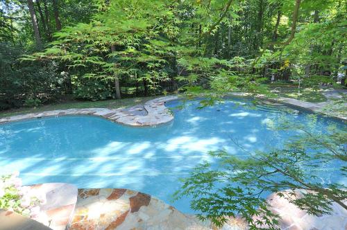 Gallery image of Brigadoon - Pet Friendly, Wifi, Pool Access, King Bed, Hiking, Wood Stove, Family Friendly, Deck in Berkeley Springs