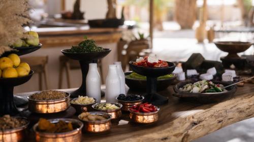 Moa Living في Ẕofar: طاولة مع العديد من الأطباق عليها