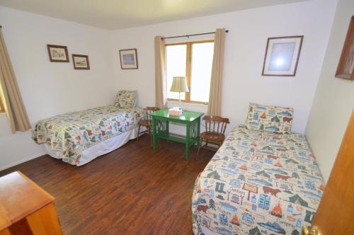 Postel nebo postele na pokoji v ubytování Chesnutt Cabin - Riverfront, Fire Pit, Game Room, Wifi, Screen Porch, View, King Bed