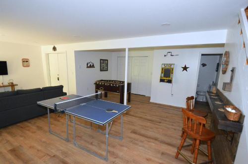 Stolní tenis v ubytování Chesnutt Cabin - Riverfront, Fire Pit, Game Room, Wifi, Screen Porch, View, King Bed nebo okolí