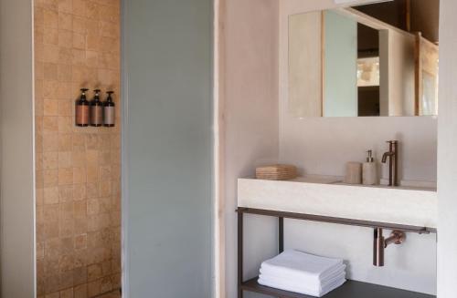 a bathroom with a sink and a mirror at Moa Living in Ẕofar
