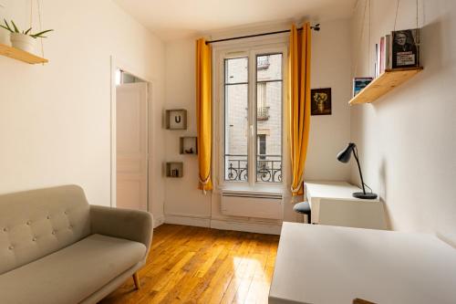 un salon avec un canapé et une fenêtre dans l'établissement Calme et Cozy aux Portes de Paris, à Montreuil