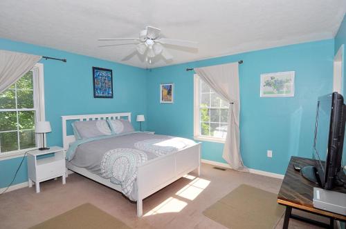 Ένα ή περισσότερα κρεβάτια σε δωμάτιο στο Creekview Cabin - Hot Tub, EV Station, Pet Friendly, Screen Porch, Wifi, Grill, Fire Pit, Deck, Family Friendly, Game Room, King Bed