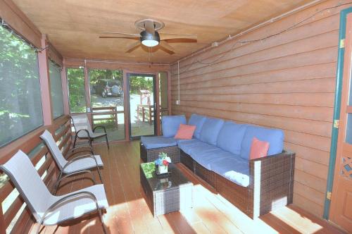 Χώρος καθιστικού στο Creekview Cabin - Hot Tub, EV Station, Pet Friendly, Screen Porch, Wifi, Grill, Fire Pit, Deck, Family Friendly, Game Room, King Bed