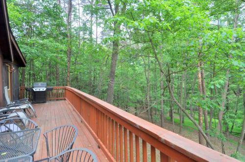 Μπαλκόνι ή βεράντα στο Fox Hollow - Hot Tub, Wifi, Pet Friendly, Screen Porch, Deck, Recreation Center, Pool Access, Golf Nearby, Hiking, Grill, Fireplace, King Bed