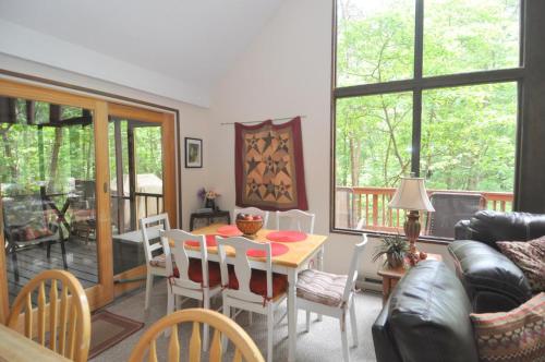 Χώρος καθιστικού στο Fox Hollow - Hot Tub, Wifi, Pet Friendly, Screen Porch, Deck, Recreation Center, Pool Access, Golf Nearby, Hiking, Grill, Fireplace, King Bed