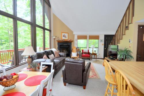 Χώρος καθιστικού στο Fox Hollow - Hot Tub, Wifi, Pet Friendly, Screen Porch, Deck, Recreation Center, Pool Access, Golf Nearby, Hiking, Grill, Fireplace, King Bed
