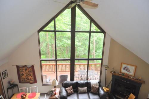 Χώρος καθιστικού στο Fox Hollow - Hot Tub, Wifi, Pet Friendly, Screen Porch, Deck, Recreation Center, Pool Access, Golf Nearby, Hiking, Grill, Fireplace, King Bed