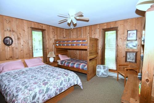 um quarto com uma cama e uma ventoinha de tecto em Haven Home em Berkeley Springs